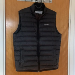 Calvin Klein väst - Säljer Calvin Klein väst då den inte kommer till användning längre. Storlek M