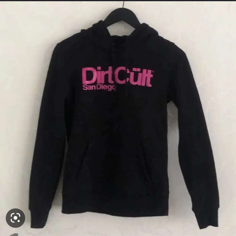 Jag säljer en Dirtcült hoodie me rosa text. Är som ny skriv för bättre bilder. . Hoodies.