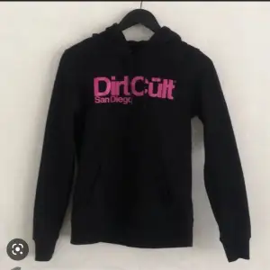 Jag säljer en Dirtcült hoodie me rosa text. Är som ny skriv för bättre bilder. 