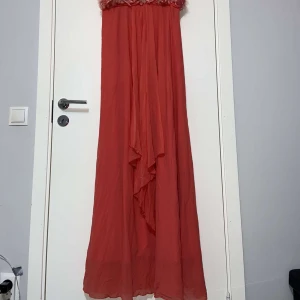 Klänning - Jättefin klänning, har använt det bara vid ett tillfälle 💗 passar bra för balen :) FRI FRAKT 