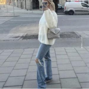 Blåa jeans med hål i  - Alla bilder är lånade från tidigare ägare men de är exakt samma jeans!   Säljer dessa skitsnygga byxor som jag köpte här på Plick, men som tyvärr var för små för mig, därav har jag inga egna bilder då de sitter väldigt tajt på mig. 