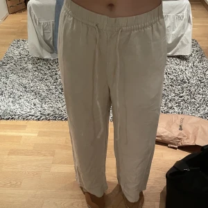 Linnebyxor  - Säljer dessa linnebyxorna från H&M som jag har köpt av en annan här på plick. De är SÅ sköna, men har fått ett par andra som jag gillar mer🥰 dessa är verkligen perfekta dock