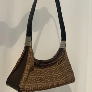 Fendi väska  - Säljer denna väska som likar en Fendi! 