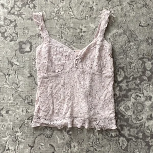 Rosa topp - Rosa spetstopp med knappar💞pris går att diskutera!!