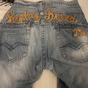 Replay jeans - Säljer mina Nya replay jeans för att jag inte kommer med något nytta med den är inte riktigt mitt stil men annars super sköna Fin färg passar super bra på en