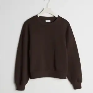 Brun sweatshirt i jättebra skick och säljer endast för mer plats i garderoben