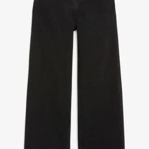 Yoko jeans - Säljer dessa h&m Yoko jeansen. Köpte för ca ett år sedan för 300kr, knappt använda. De är bra i längden på mig som är 1.71 cm ❤️