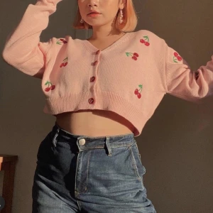 kofta med körsbärsbroderier - världens sötaste kofta med 🍒 broderier på! älskar älskar denna så mycket men passar inte min still längre! inköpspris 550kr. sparsamt använt! ❤️