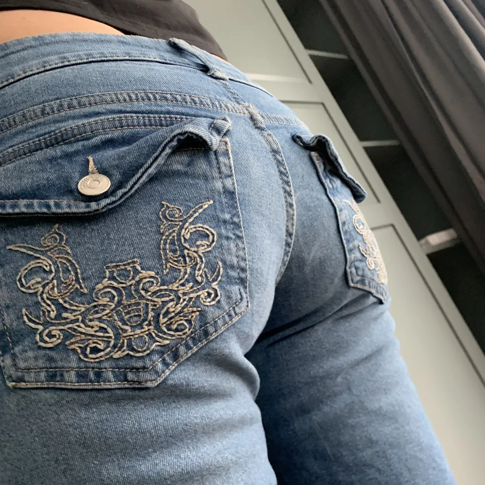 Säljer dessa populära lågmidjade jeans från h&m som jag köpte till min mamma men dem var för stora så säljer dem vidare💗Superfint skick, inga defekter. Tredje bilden är samma jeans fast utan mönstrade fickor! !Tryck inte på köp nu! Köpare står för frakt!. Jeans & Byxor.