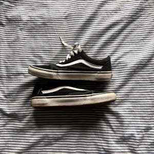 Vans  - Ett par svarta vans i storlek 42