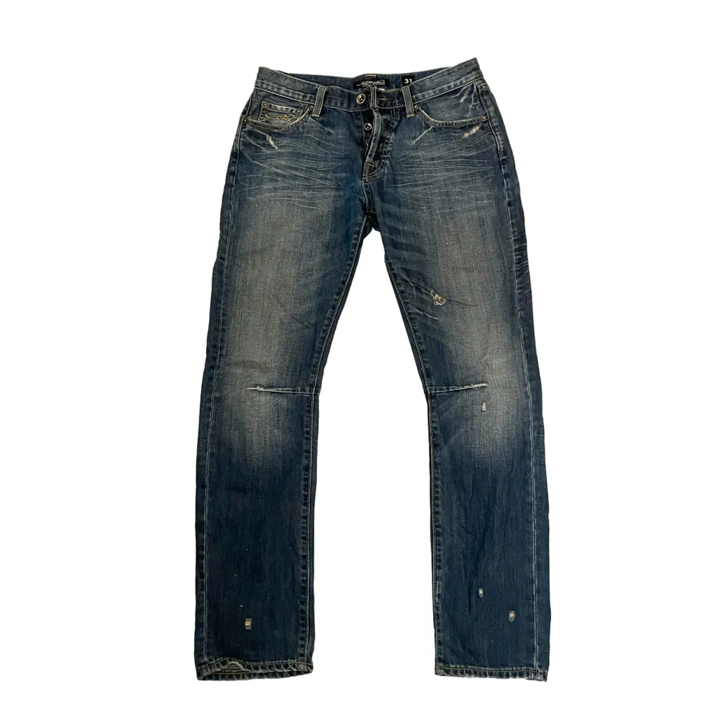 BUD 1700kr  sjekker interessen for disse, kom med bud<3 ikoniske straight leg low rise y2k ed hardy jeans  i størrelse W31, brukes lite så vil sjekke interessen 💕 vil passe en S-M. Jeans & Byxor.
