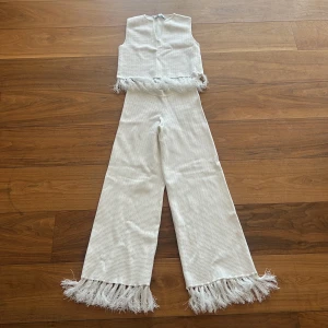 Franssett - Sommrigt sett från Zara med fransar. Endast använt en gång, nyskick!🤍 Bäda delarna är S, 400kr för båda eller 250 för en del🥰