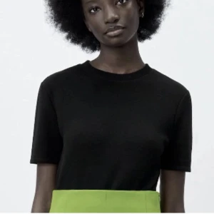 Stickad T-shirt  - Fin stickad T-shirt från zara som endast är använd fåtal gånger. Säljer då den ej används. Den är slutsåld på hemsidan💕