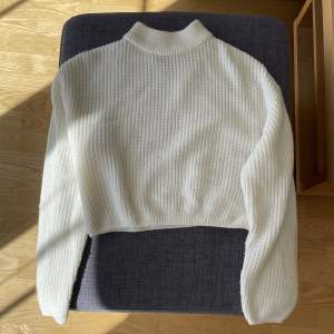 Säljer denna stickade tröjan. Är i färgen vit och är croppad. Den har en liten fläck på framsidan som man ser på andra bilden❤️