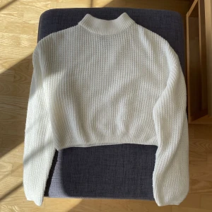 Stickad tröja - Säljer denna stickade tröjan. Är i färgen vit och är croppad. Den har en liten fläck på framsidan som man ser på andra bilden❤️
