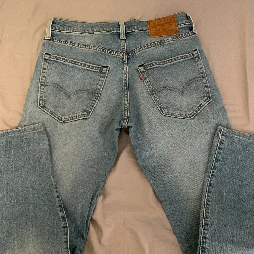 Säljer Levi’s jeans model 502 pga att de blivit för små. Storlek är W: 30  L: 32. Har en skada på lila fickan på högra byxbenet. Kan ta närmare bild.. Jeans & Byxor.