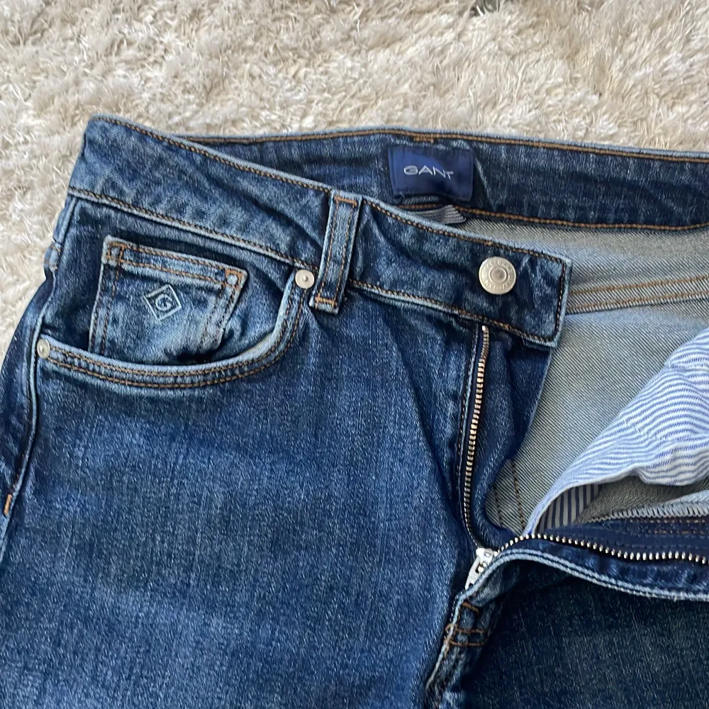 Lågmidjade till midrise jeans från gant, i modell straight🙌🏼 W28 och L38, passar mig bra som brukar ha 34 i jeans och är några cm för korta på mig som är 165 cm❤️ köpt för 750kr och säljer nu för 200kr. Jeans & Byxor.