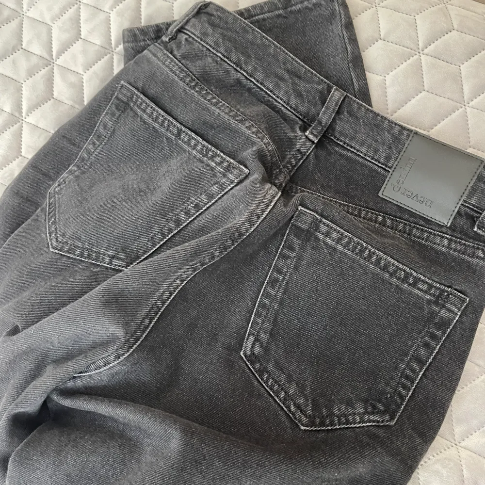Svarta jeans från bik bok, ”never denim”. Mycket bra skick! Stl 25 i midjan, längd 30. Säljer likadana i vit. . Jeans & Byxor.