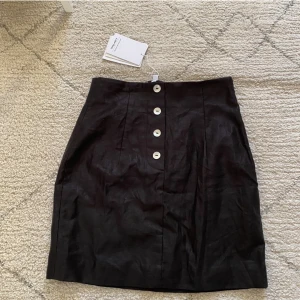 Kjol - Helt oanvänd svart kjol, nypris 590kr