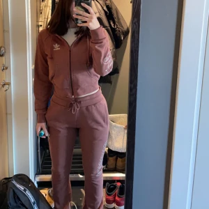 Adidas Luxe tracksuit  - Storlek 34, använt fåtal gånger. Varsamt tvättat, alla stenar är kvar. 