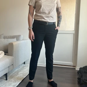 Kostymbyxor H&M - Helt nya och oanvända kostymbyxor från H&M.  2 stycken i storlek 38.  2 stycken i storlek 40.     Rensar ur min garderob inför våren 🌼. Kika och se om du ser något mer i min profil som du gillar så skickar jag med allt i samma paket! 🤩 
