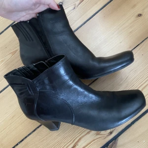 Boots 40 - Svarta boots från Tamaris i strl 40