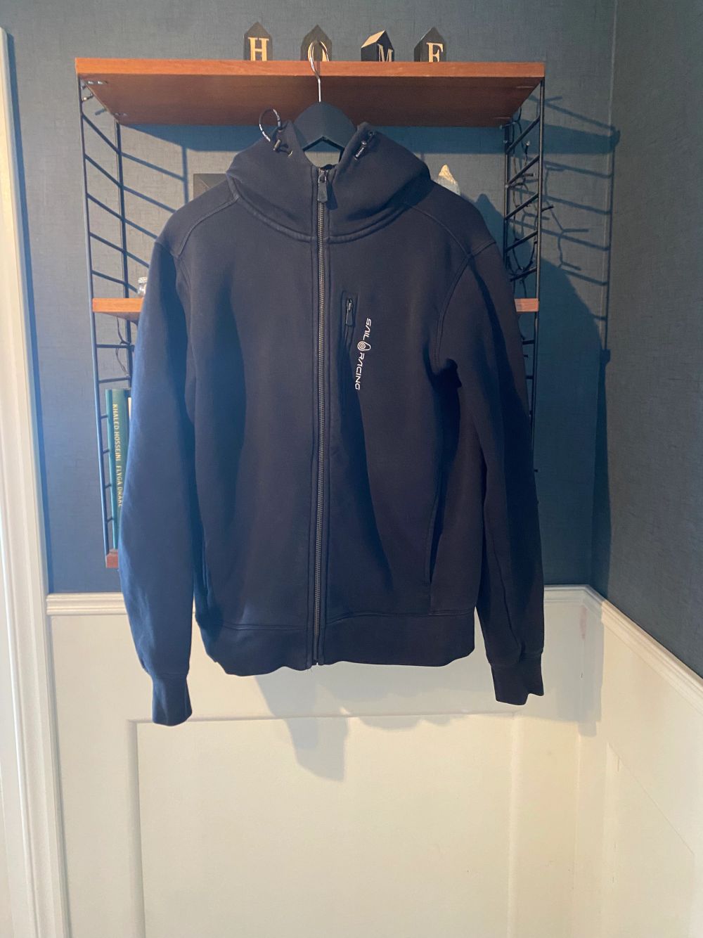 Säljer min svarta sail racing hoodie i storlek S då jag inte längre använder den, köpte den för runt ett år sen men är är sparsamt använd. Skick 8/10. Huvtröjor & Träningströjor.
