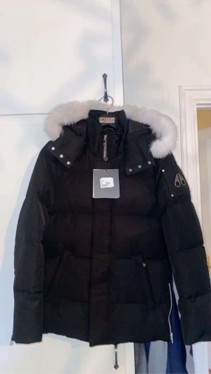 Moose knuckles jacka.  - Hejsan!! Säljer nu min killes jätte fina moose knuckles jacka!   Köpt förra vintern.  Köpt på Johnells för 10 999kr.   Kan fraktas och kan även mötas.  Storlek S 