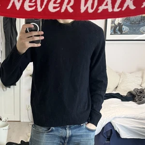 Tröja - Mörkblå vanlig tröja, väldigt luftig vilket är super inför den varma sommaren som kommer! 