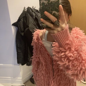 Pälsjacka😇 - Den här underbara rosa pälsjackan från other stories är perfekt för våren!😇inga defekter alls skriv för mer bilder!💓