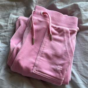 Säljer mina rosa Juicy Couture byxor pga att jag inte använder dem längre. 💕Byxorna är uppsydda men kan lätt sprättas upp, sitter perfekt för mig som är 157cm lång. 💗Priset kan diskuteras vid snabb affär.💞Köparen står för frakten.