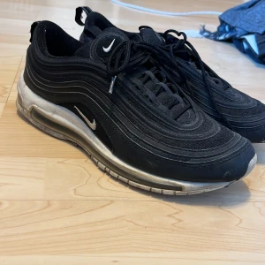Nike 96s - Köpta sen några år tillbaka på en high end secondhand, har hål i bubblan längst fram på vänster sida av skorna