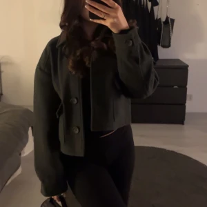 Kappa - En super fin mörkgrön kort kappa ifrån zara, den är lite nopprig på armarna men det tar jag bort innan den postas. Annars super fin och passar till allt. Tyvärr kommer den inte till användning då den inte känns som mig