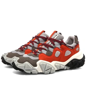 Acne Bolzter M sneakers - Fetaste sneakers från Acne! Storlek 40, men passar mig som har 39. Har en liten röd fläck, se sista bilden - annars i fint använt skick. Inköpspric ca 2200.