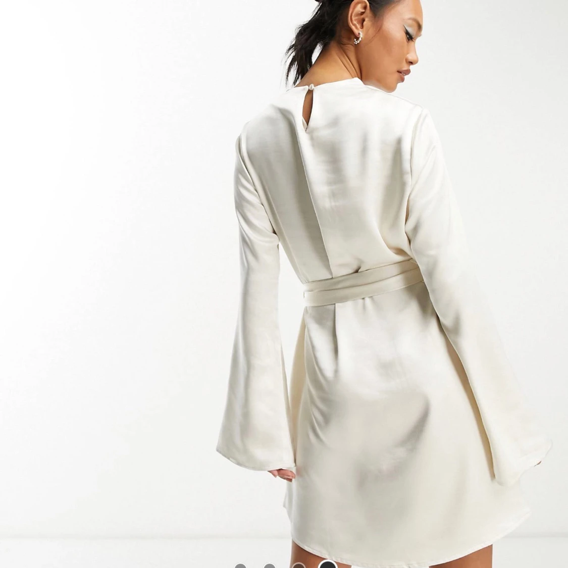 Ostronfärgad miniklänning satin - Pretty lavish  - 90