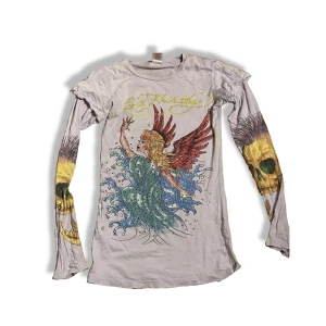 Ed Hardy tröja - Säljer en långärmad tröja som sitter ihop med en T-shirt, edhardy. I storlek s. Alla diamanter är kvar