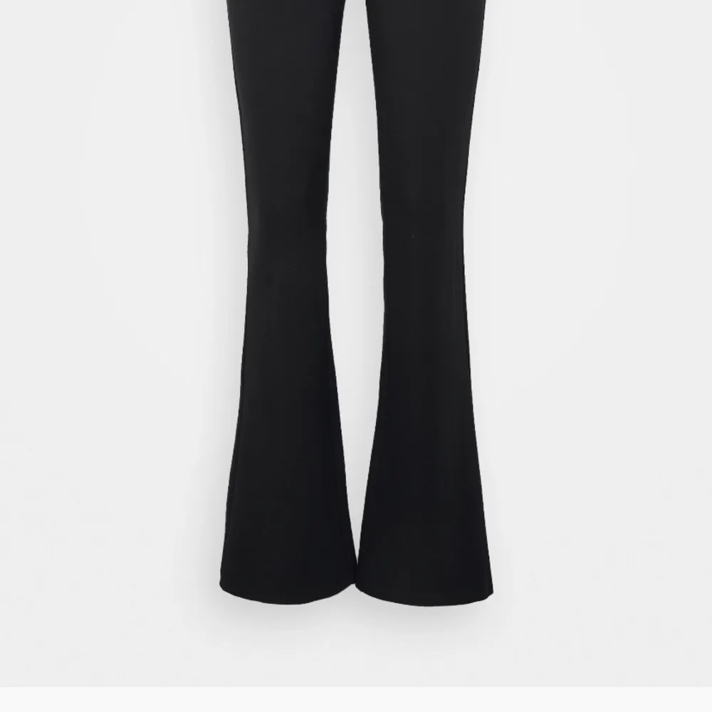 Säljer mina svarta låga utsvängda kostymbyxor från next, då de blivit försmå och då inte kommer till användning. Storleken är 36 m men skulle säga att de är en xs, s, då de är små i storlekarna. . Jeans & Byxor.