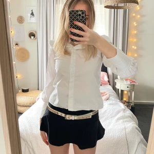 Kjol - Säljer denna kjolen från zara som har inbyggda shorts!