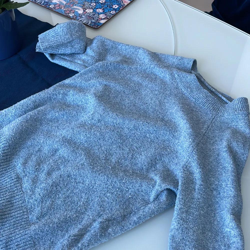 Storlek; XS En fin stickad tröja i en ljus blå färg. Har varit använd flera gånger tidigare men är ändå i ett fint skick. Inga hål.. Stickat.