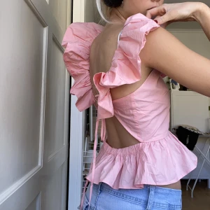 Så fin blus - Super fin och unik blus som är jättefin nu till sommaren, superfin där bak🙌🏿❤️köp ej frakt via appen💞