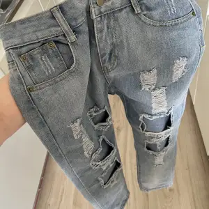 Snygga jeans med slitningar, säljes pga för små. 