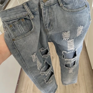 Jeans - Snygga jeans med slitningar, säljes pga för små. 