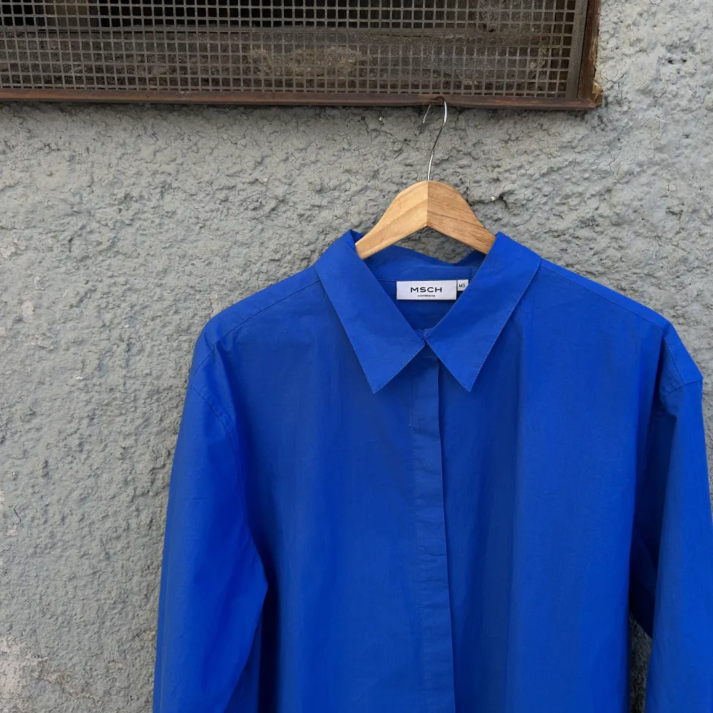 Kleinblå skjorta i 100% bomull. Köpt i Köpenhamn från märket Moss Copenhagen. Storlek M/L men sitter lagom oversized på mig som normalt bär stl S. Swish is queen 🛝🧿. Skjortor.