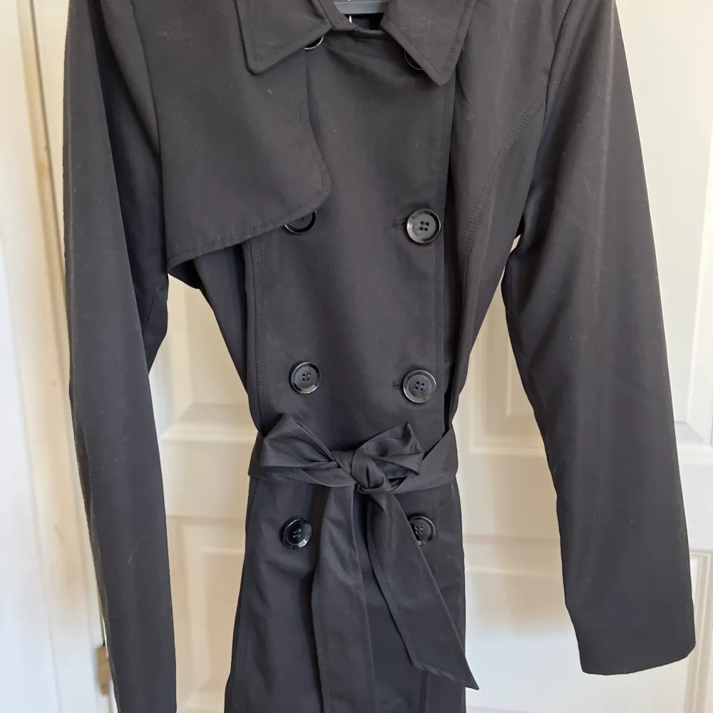 Helt ny coat från only, använd en gång. Säljer pågrund av att den är för liten för mig. Står inte för fraktkostnad. Orginal pris 800kr. Jackor.