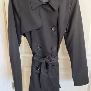 Helt ny coat från only, använd en gång. Säljer pågrund av att den är för liten för mig. Står inte för fraktkostnad. Orginal pris 800kr