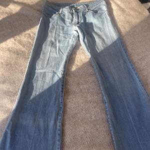 Säljer dessa Levis jeans som är den perfekta ljusblåa färgen med nästan som ”ränder” (syns lite på andra bilden). Jeansen är lågmidjade och bootcut och är i fantastikst skick❤️