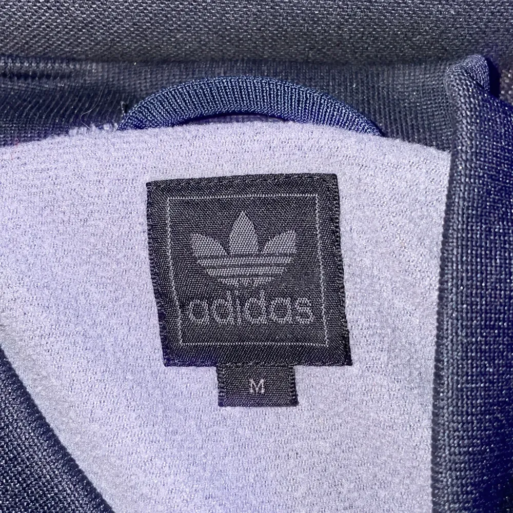 Adidas tröja storlek M, knappt använd bara ett fåtal gånger. Tröjor & Koftor.