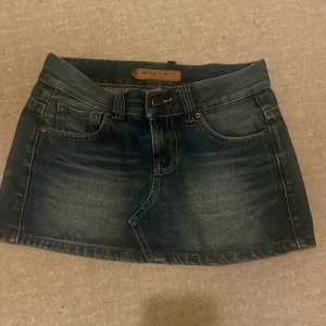 Söt jeanskjol! - Skriv till mig för mer info eller bilder!❤️❤️