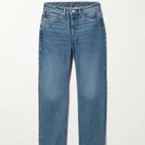Säljer dessa jeans från Weekday, aldrig använda så i väldigt bra skick  (Voyage High Straight Jeans) W27 L30
