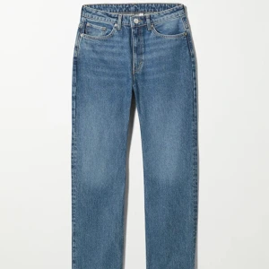 Weekday jeans  - Säljer dessa jeans från Weekday, aldrig använda så i väldigt bra skick  (Voyage High Straight Jeans) W27 L30